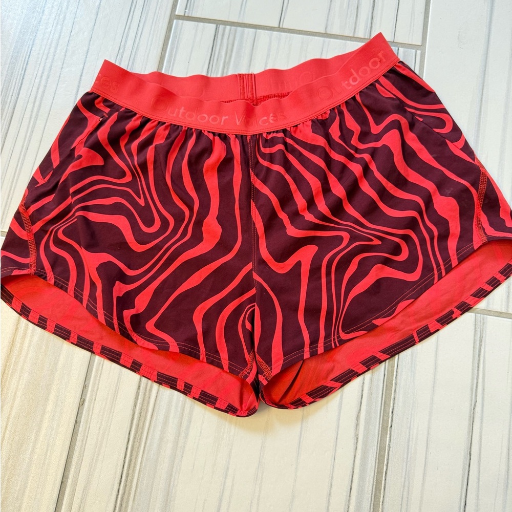 Outdoor Voices 3” relay shorts - poppy swirl - medium